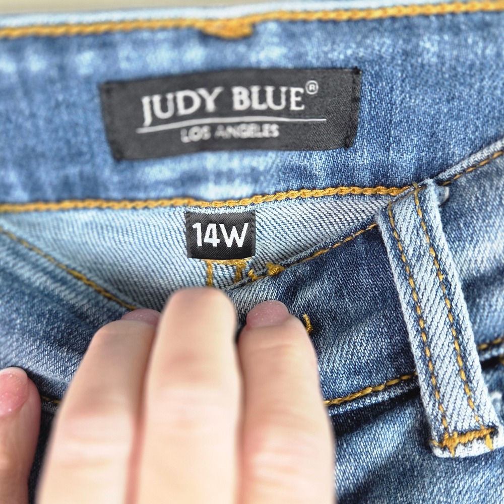 Judy Blue Capri Jeans Womens 14W Blue Excellent Distressed Frayed Hem Denim - Picture 3 of 12